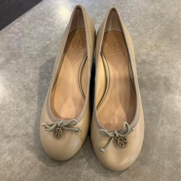 TORY BURCH woman’s wedges. New! The perfect neutral. Classic bow. Size 7.5. - Picture 2 of 9